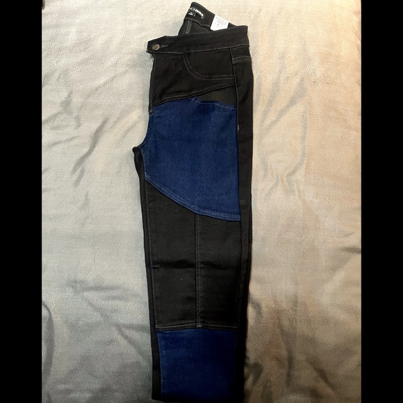 These jeans don’t walk.. they enter scenes – Size 3 FashionNova - Picture 2 of 4